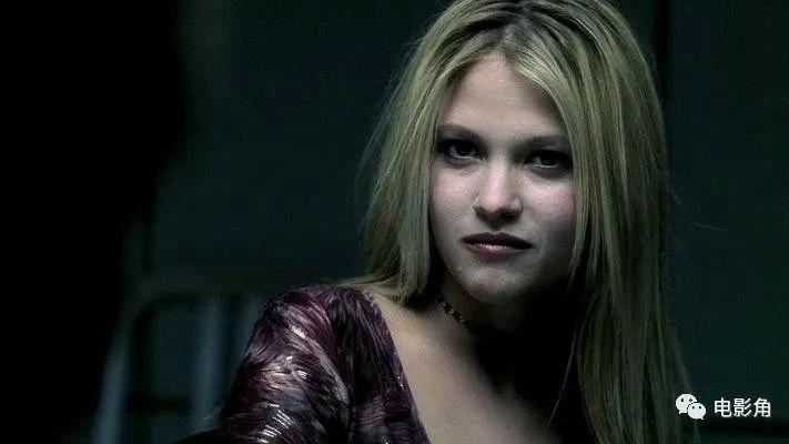 邪恶力量|《邪恶力量》女演员妮基·艾考克斯去世，年仅47岁