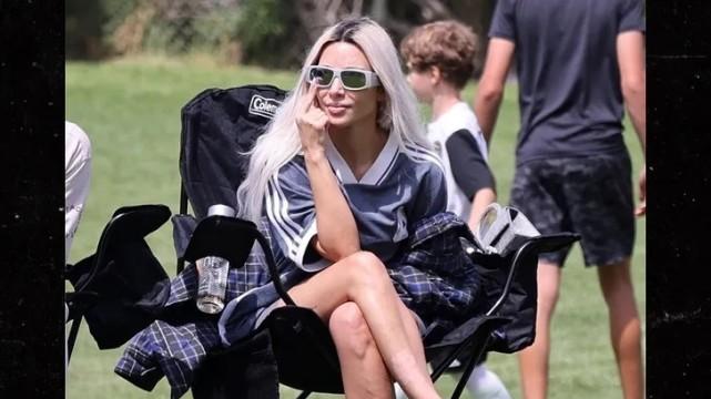 金·卡戴珊|41岁金·卡戴珊光腿看娃踢球，牛皮癣又严重了；前夫侃爷闹个没完