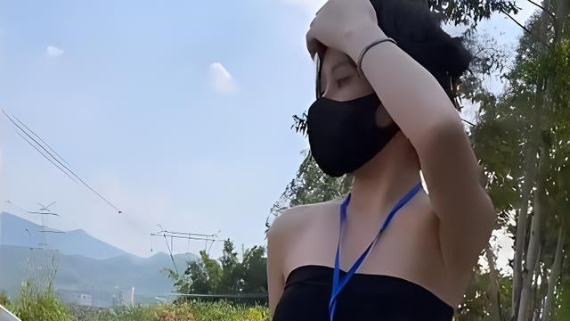 纪实：年轻女子做驾校教练，穿着清凉认真教学，学员：不愿意离开