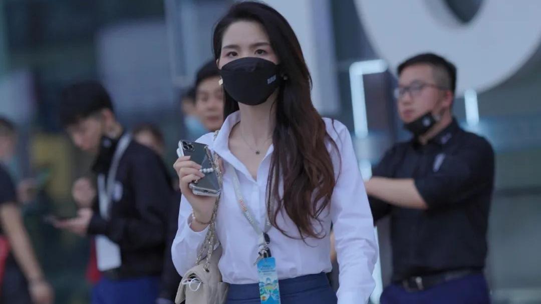 穿衣搭配|白色衬衣应该怎么穿？搭配深蓝色短裙，时髦优雅又干练