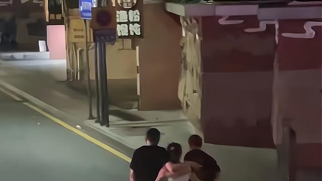 男朋友和父亲喝醉酒，女子搀扶两人回家，承担了不该承担的重量