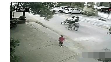 被拐走的孩子会被砍断手脚、硫酸毁容、戳瞎双眼、扭曲手臂变形后沦为乞讨工具