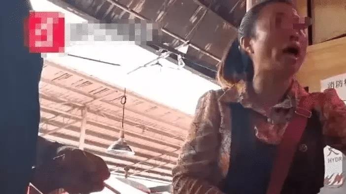 护肤品 “水果不要化妆吗？每家每户都放矿泉水的，这是行规，买不起别买，滚！”