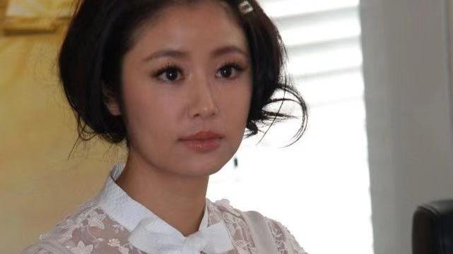 蕾丝 林心如罕见剪超短发，娃娃脸更加丰盈变甜妹，穿蕾丝衬衫却很性感