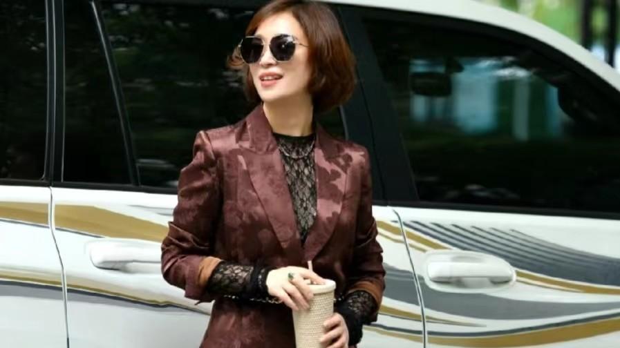穿衣搭配 远离大妈装、会叠穿、发选短，50岁女人做到这3点，赢得时尚优雅