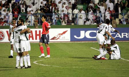 德甲|2006年世界杯亚预赛，韩国队耻辱平局主帅下课，活久见误判重赛