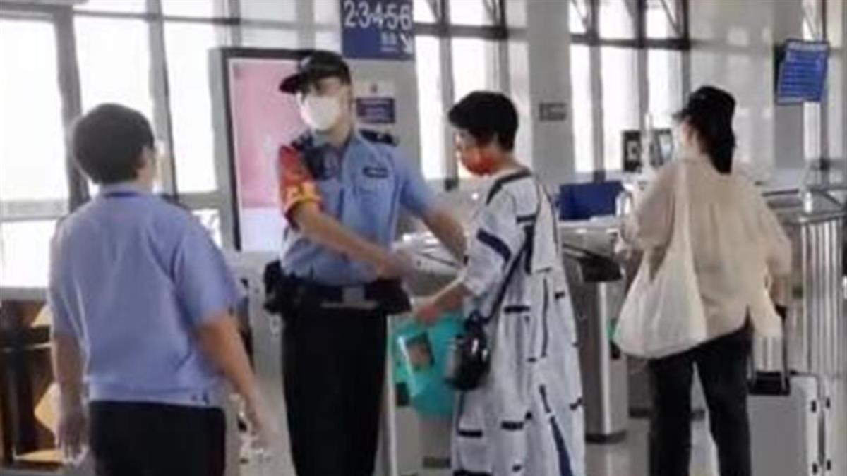 大妈带活鱼上高铁被拦，一怒之下当场将鱼摔死，官方作出回应