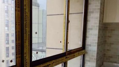 老公硬把阳台窗做了个小改动，朋友来参观被吓坏！劝我们赶紧拆！