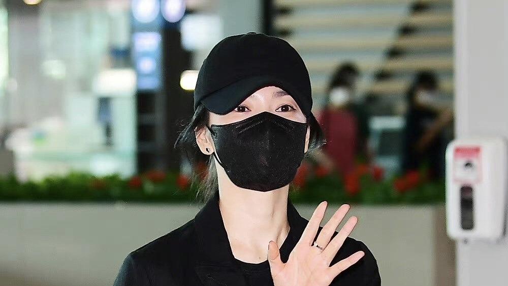 宋慧乔|乔妹黑色棒球帽低调现身，很少戴首饰的她，手指间是婚戒类似款？