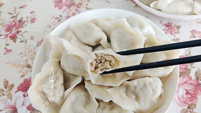 不管多忙，今日霜降记得吃饺子，尊重老传统，纳福吉祥老少都安康