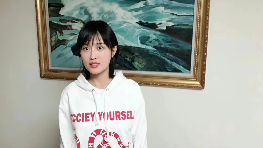 潘粤明|潘粤明携小10岁女友聚餐，抚摸背部动作亲密恩爱，女方美腿好吸睛