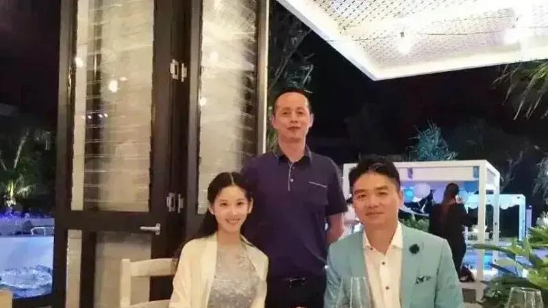 |刘强东和老丈人吃饭，这张合影引发网友们争议！大家请看照片！