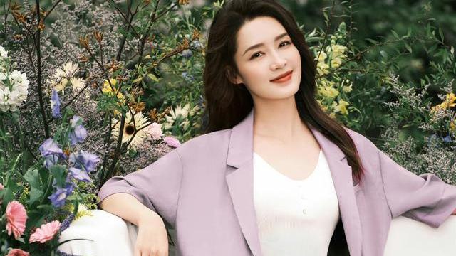 李沁|李沁久违露面，白色抹胸长裙大气典雅，发型可爱俏皮