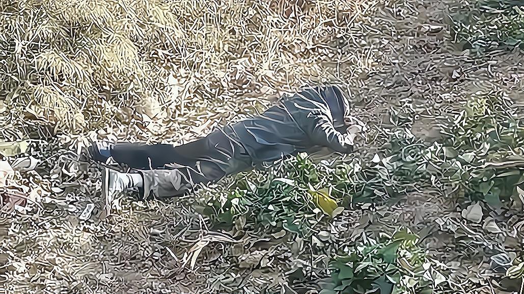 丈夫喝醉酒躺路边，妻子过来一脚给踢沟里，一起喝酒的朋友尴尬了