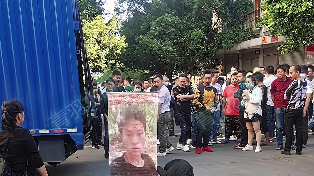 广东一男子街头跪拜寻求伴侣，网友：这样没用，要学会哄女孩开心