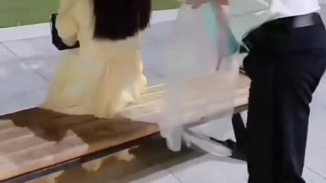 女子摘下口罩让男子看到真容，他便扔下手中的玫瑰花，离开现场