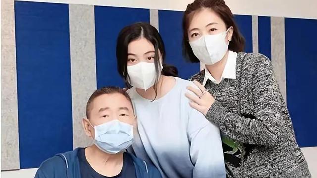 刘銮雄|甘比宣誓主权：稳居豪宅，专心慈善，棘手问题刘銮雄约吕丽君面谈