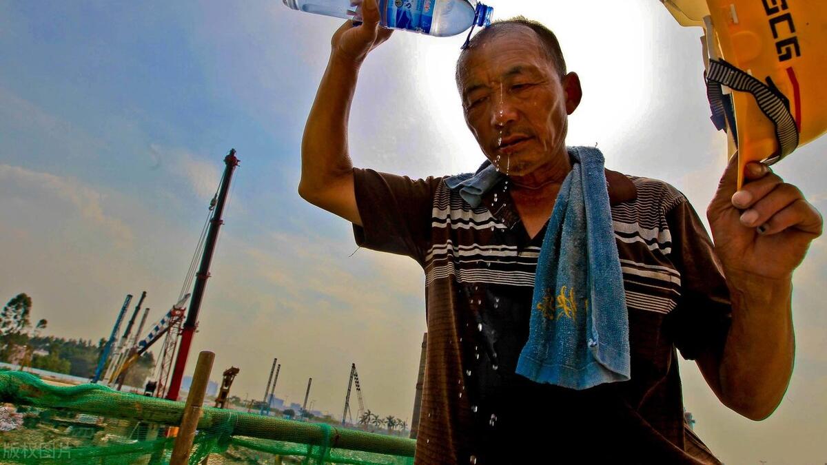 工人|农民、农民工暴晒没有高温补贴，为何坐办公室吹空调却有高温补贴