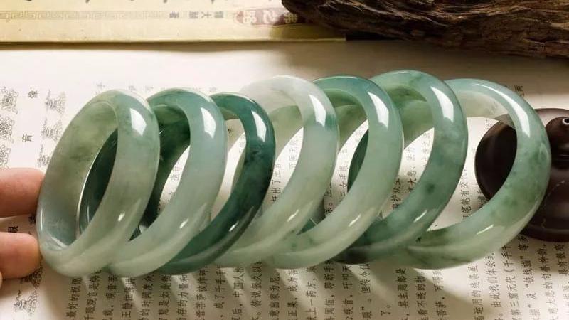 翡翠|男子买下50公斤翡翠原石, 切开引来众人围观，能否再创佳话？