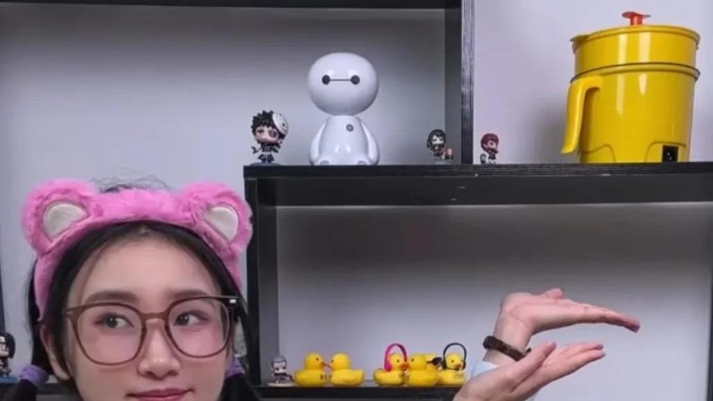 广东肇庆00后女孩直播卖锅时，破防痛哭！