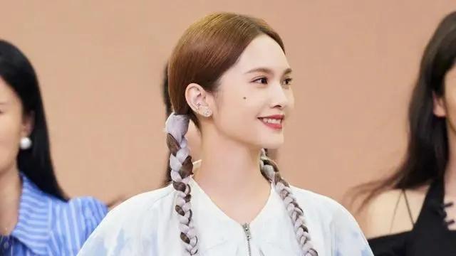 蒋梦婕|结婚后杨丞琳更美，运动套装配彩色双辫子，甜酷的少女感更吸引人