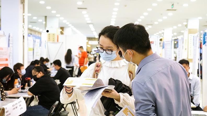 大学生|入职三年达到15万年薪，国企开出优厚条件，为何还是招不满大学生