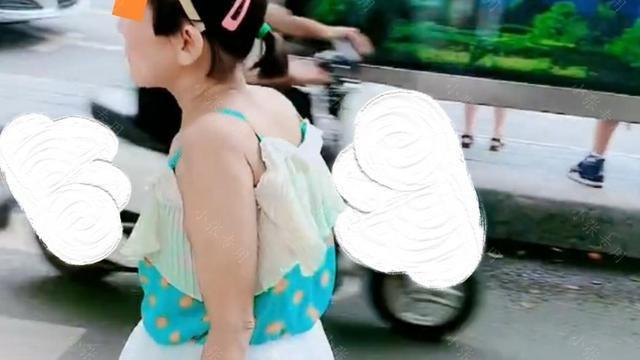大街上，一55岁女子身穿吊带连衣裙，引发网友热议