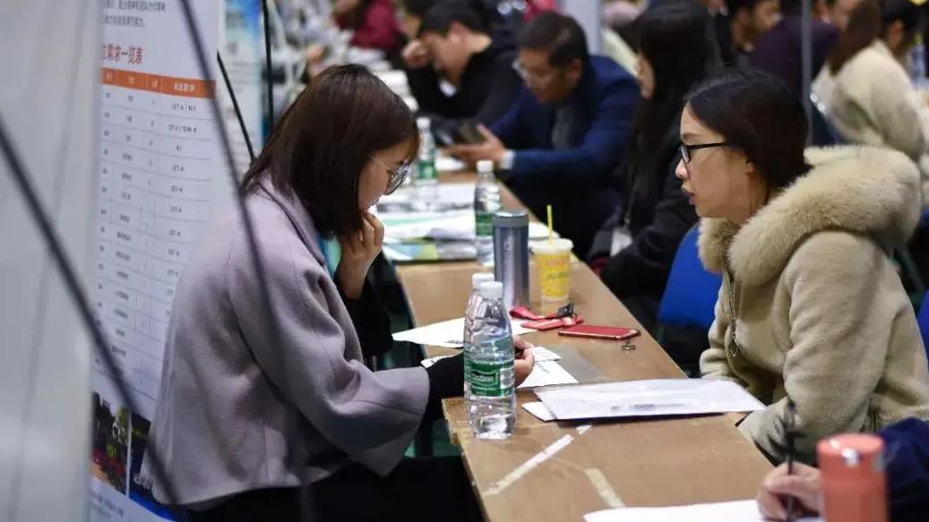 招聘|女生怒斥公司招聘套路：在上海工作底薪6000，还要玩那么多花招