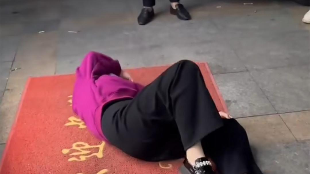 奶奶生病没钱回家？江苏一女孩躺理发店门口，让老板把工资发了