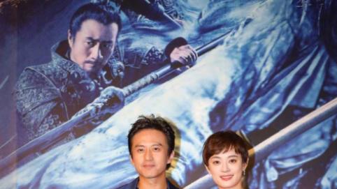 孙俪|孙俪气质太贵气，老土俗气的印花外套，她穿都高级了