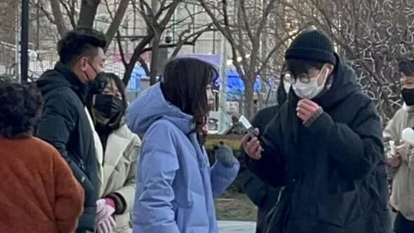 王冰冰|三里屯偶遇王冰冰录节目，个子小巧笑容甜美，穿千元棉服接地气