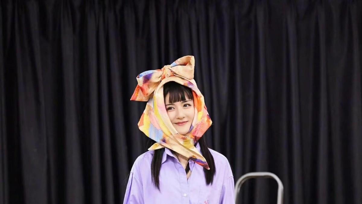 谢娜|真夫妻就是甜！谢娜首演穿衬衣美到封神，张杰后台拥抱她太宠啦