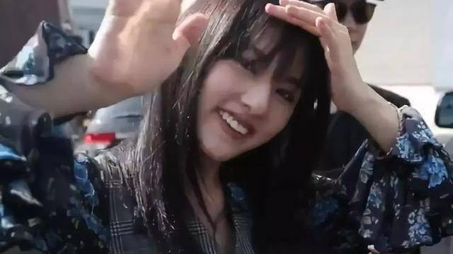 发型 当宋祖儿换上成熟的发型后，脸小了一大半，侧颜把我惊艳到了