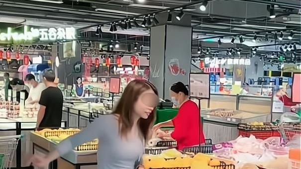 |夫妻结婚6年感情淡化，丈夫晚上钓鱼不回家，直到妻子买榴莲回家