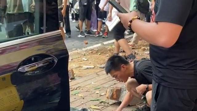 长沙女老师开宝马在校园开启“推土机”模式，人被撞飞，树被撞断