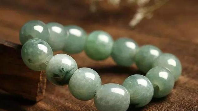 翡翠|翡翠发灰是什么样的现象？受到了什么因素干扰？从这些角度看