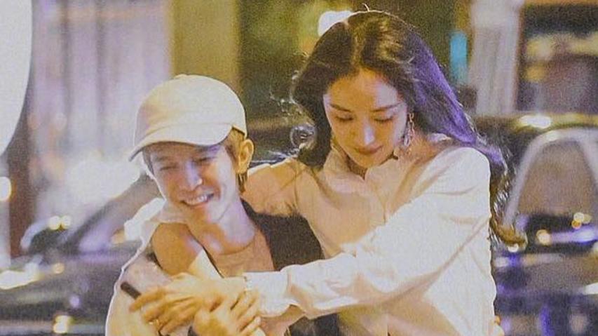 杨幂|郭敬明牵手杨幂逛街被拍！男方脚踩10cm增高鞋，搭肩搂腰显亲密