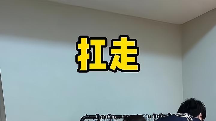 丈夫工作回来不洗澡就躺在床上休息，妻子劝说无果，把他扛出卧室