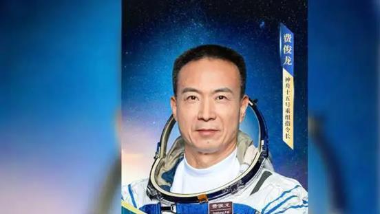 神舟十五号乘组出炉，57岁费俊龙创年龄纪录，我国为何不选年轻人