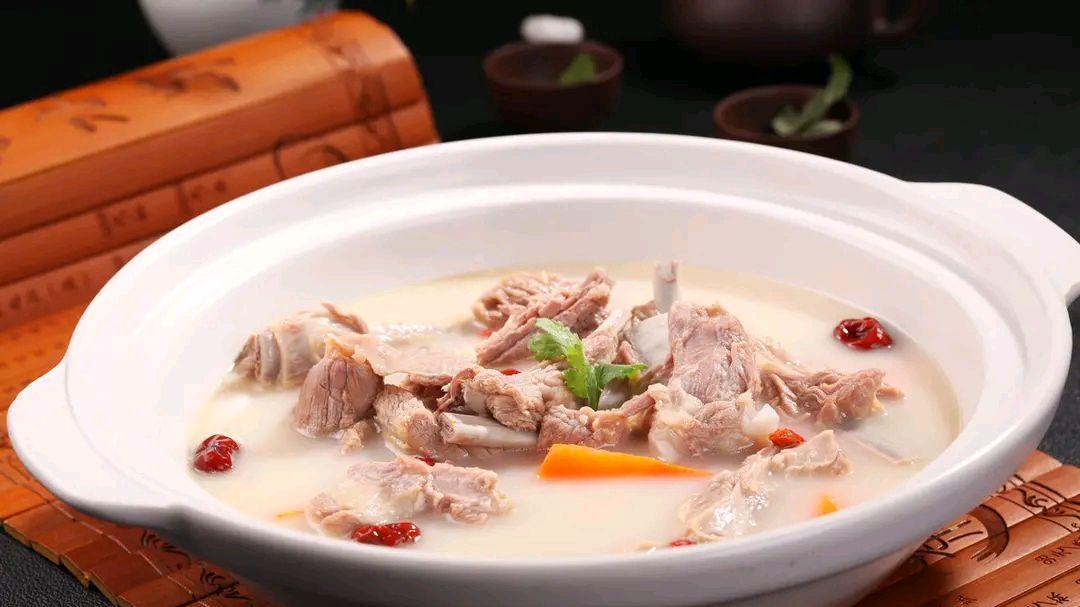 羊肉|冬天炖羊肉，牢记“4窍门3不放”，羊肉不柴不膻，汤汁浓白味道鲜