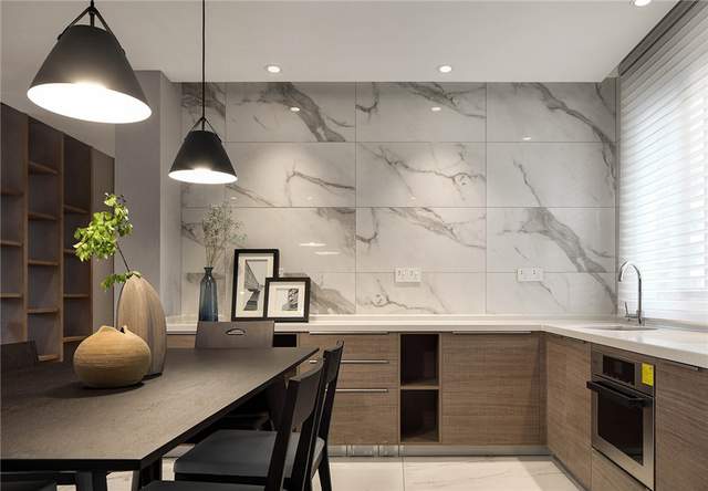 140平现代风三居室，客厅电视背景墙摒弃造型单一的木饰面设计