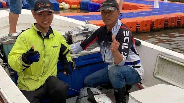 白领|?儿子不当白领回老家钓鱼，父亲气得3年不和他说话，现在年入百万