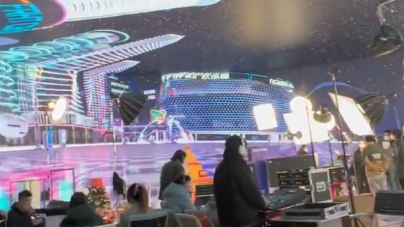 向太|壕气！向太直播间做星空顶，内景曝光设备人力齐全，大屏幕9000万