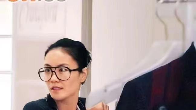 王菲|在街头拍到王菲捂嘴的照片，跟普通大妈无异，天后气质联系不上她