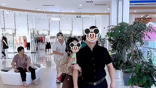 男子见妻子和一男子逛商场，上前拿走包包和手机：这些都是我买的