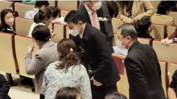 刘德华|刘德华到学校观看女儿演出，坐家长群中超低调，起身鞠躬毫无架子