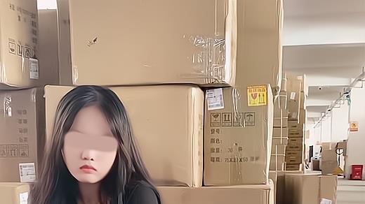 17岁打工妹坐在栈板上流泪，姐姐的安慰有些苍白：忍忍就过去了