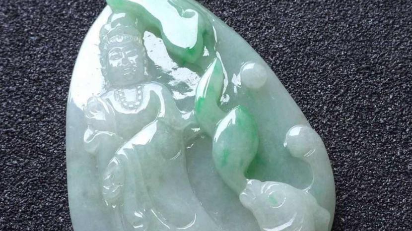 翡翠|翡翠受到世人推崇，东西方文化下，翡翠有着怎样的地位？