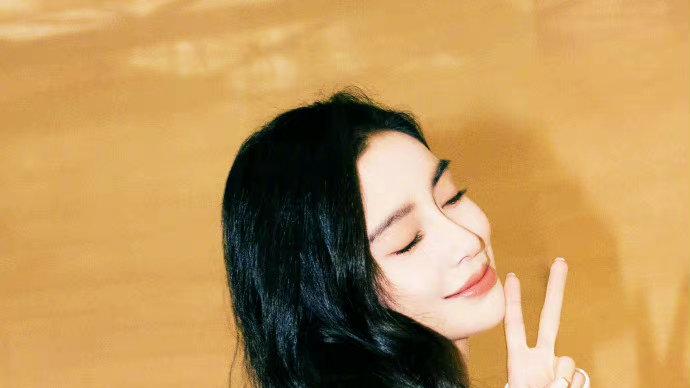 王子文|Angelababy《心动的信号》上班路透，手机壳上写着“别烦美女”