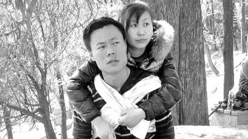 山东女孩翻墙私奔摔成瘫痪，父母不愿养她，男友不离不弃照顾14年